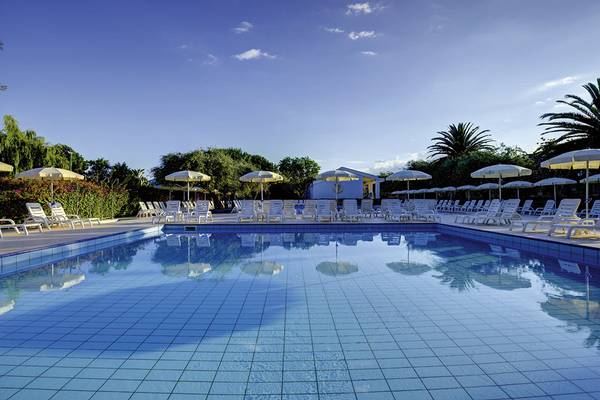 Pool im Freien des UNAHOTELS Naxos Beach Sicilia mit Sonnenliegen und Sonnenschirmen