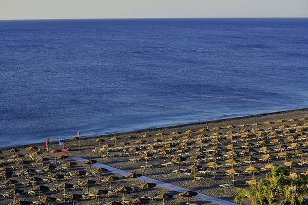 Luftaufnahme des Strandes des UNAHOTELS Naxos Beach Sicilia mit vielen Sonnenliegen und Sonnenschirmen