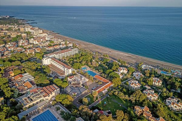 Luftaufnahme des UNAHOTELS Naxos Beach Sicilia am Meer