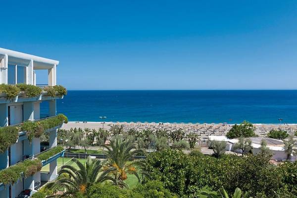 UNAHOTELS Naxos Beach Sicilia mit Blick auf das Meer und den Strand