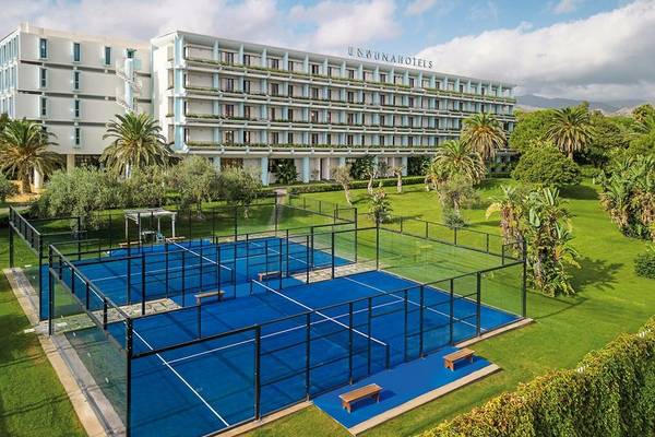 Außenansicht des Tennisplatzes vor dem UNAHOTELS Naxos Beach Sicilia Hotel.