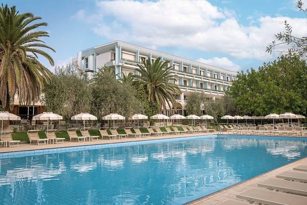 Außenpool des UNAHOTELS Naxos Beach Sicilia mit weißen Liegen und Palmen