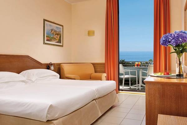 Zimmer mit Balkon im UNAHOTELS Naxos Beach Sicilia mit Blick auf das Meer