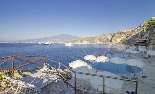 UNAHOTELS Capotaormina Pool mit Blick auf das Meer und Berge im Hintergrund
