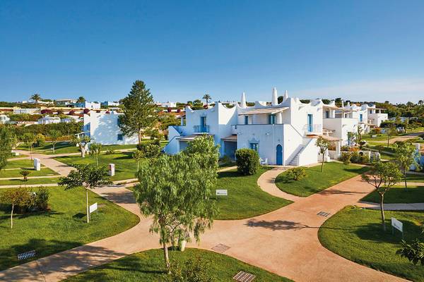 Luftaufnahme des VOI Marsa Siclà Essentia Hotels, weiße Gebäude auf grüner Wiese