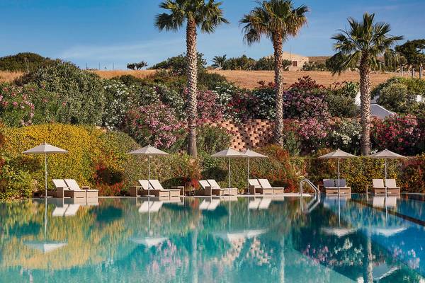 Außenpool mit Liegen und Sonnenschirmen im VOI Marsa Siclà Essentia Hotel.