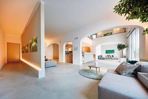 Wohnbereich des VOI Marsa Siclà Essentia Hotels mit offenem Grundriss und modernen Möbeln.