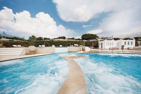 Außenpool des VOI Marsa Siclà Essentia Hotels mit fließendem Wasser