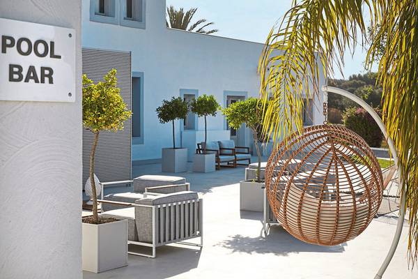 Außenbereich des Pool-Bars im VOI Marsa Siclà Essentia Hotel mit Hängesessel und Pflanzen.
