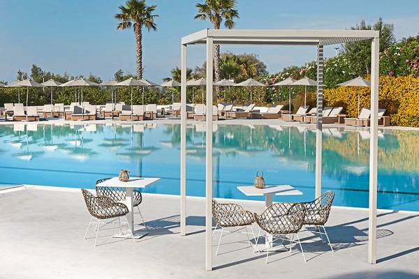Loungebereich am Pool des VOI Marsa Siclà Essentia Hotels mit Sonnenliegen und Tischen