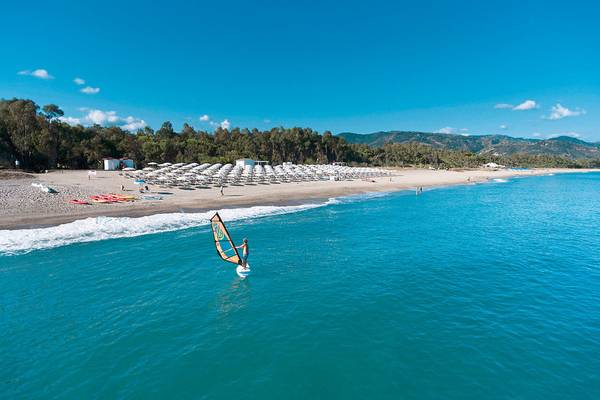 Windsurfer im Meer vor dem Strand des VOI Baia di Tindari Resorts