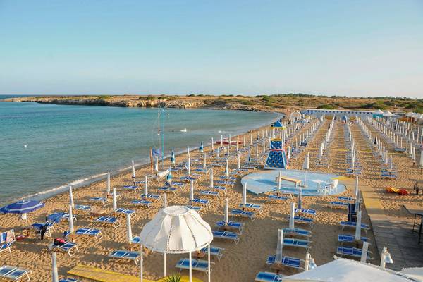 Strand des VOI Arenella Resorts mit vielen Liegestühlen und Sonnenschirmen