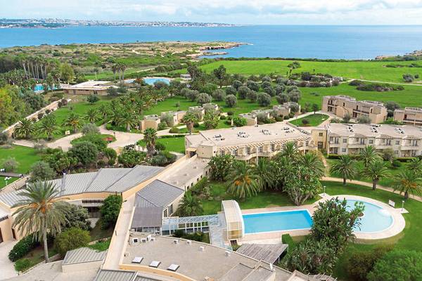 Luftaufnahme des VOI Arenella Resorts mit Swimmingpool und Gebäuden umgeben von Gärten und Palmen