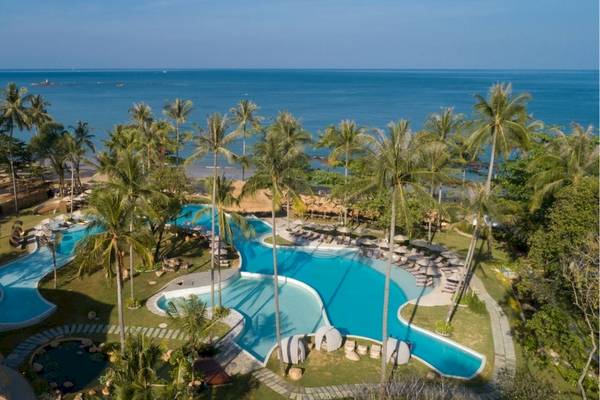 Luftaufnahme des Eden Beach Khao Lak Resorts & Spa mit Swimmingpool und Palmen