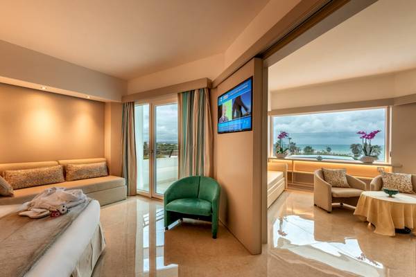 Innenansicht eines Hotelzimmers im Acacia Palace mit Blick auf das Meer.