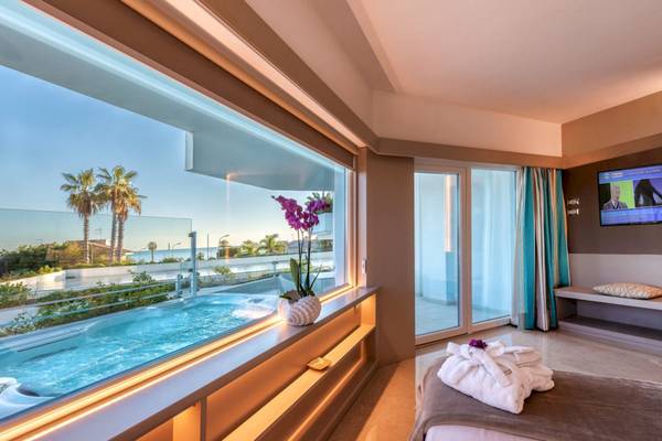 Zimmer im Acacia Palace Hotel mit Jacuzzi und Meerblick