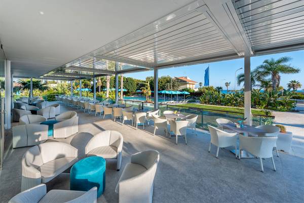 Terrasse im Acacia Palace Hotel mit Blick auf den Pool und die Umgebung.