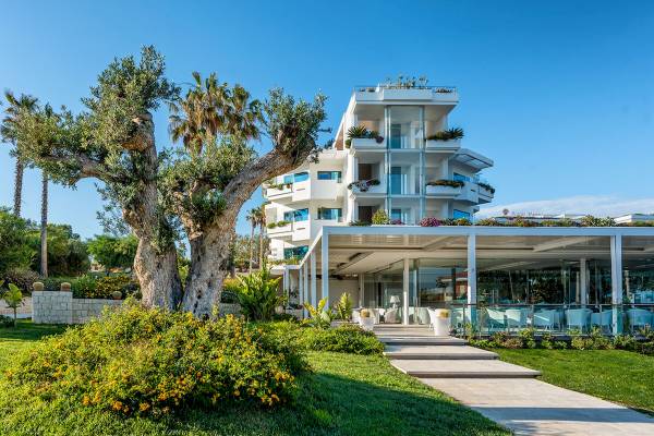 Außenansicht des Acacia Palace Hotels mit großer Terrasse und umliegenden Gärten.