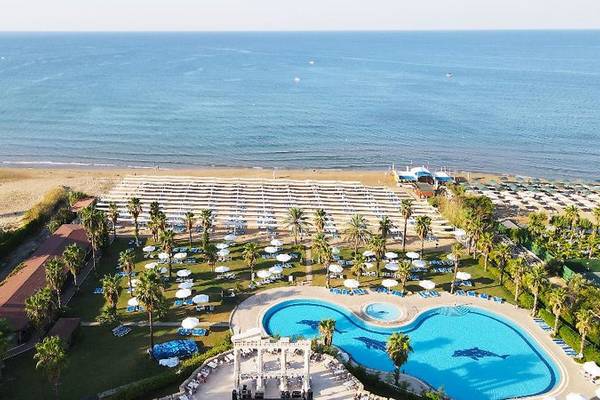 Luftaufnahme des Cesars Side Resorts mit Swimmingpool, Sonnenliegen und Blick auf den Ozean