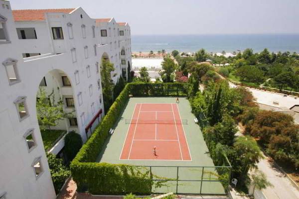 Luftaufnahme des Tennisplatzes im Cesars Side Hotel mit Blick auf das Meer.
