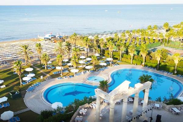 Luftaufnahme des Cesars Side Resorts mit Swimmingpools, Sonnenliegen und Palmen am Strand.