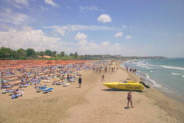 Strand des Cesars Side Hotels mit vielen Liegen und Besuchern