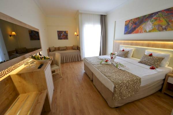 Doppelbett-Zimmer im Cesars Side Hotel mit Dekor, Bettwäsche und Blumendekoration.
