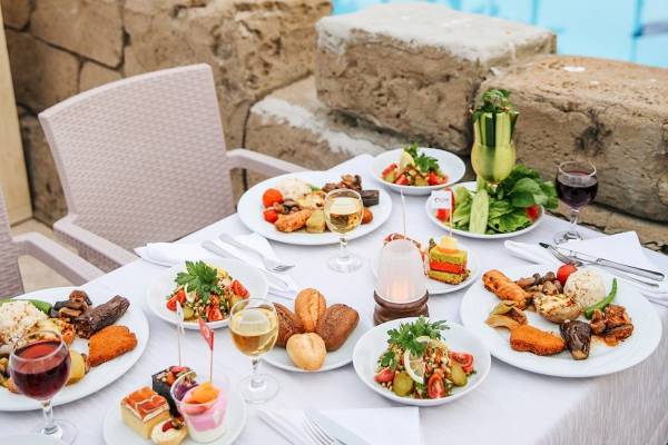 Buffettisch im Freien neben dem Pool des Cesars Side Hotels
