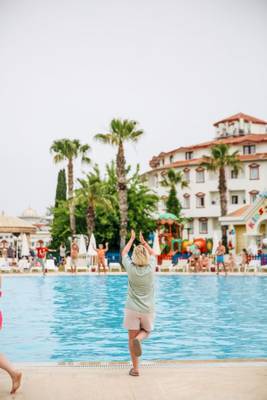 Eine Frau tanzt am Rand des Swimmingpools im Cesars Side Hotel.