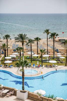 Luftaufnahme des Cesars Side Hotels mit Swimmingpool, Liegestühlen und Palmen am Strand