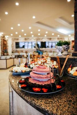 Buffet-Tisch im Cesars Side Hotel mit verschiedenen Gerichten und Speisen.