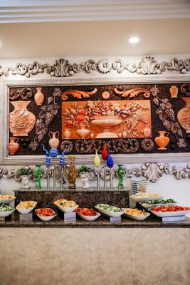 Buffet-Tisch im Cesars Side Hotel mit verschiedenen Gemüsesalaten und dekorativen Vasen.