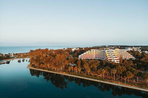 Außenansicht des Megasaray Resort Side mit Blick auf das Meer und den Hotelkomplex.
