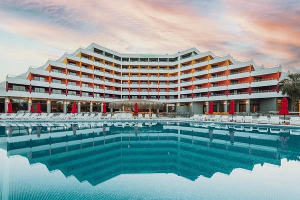 Außenansicht des Megasaray Resort Side mit Pool und Sonnenliegen.