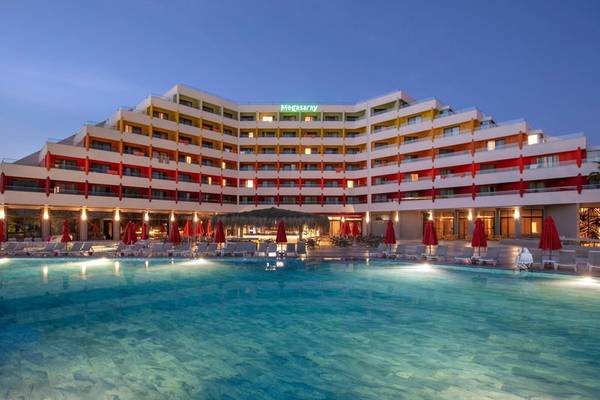 Außenansicht des Megasaray Resort Side Hotel mit Pool und Sonnenschirmen