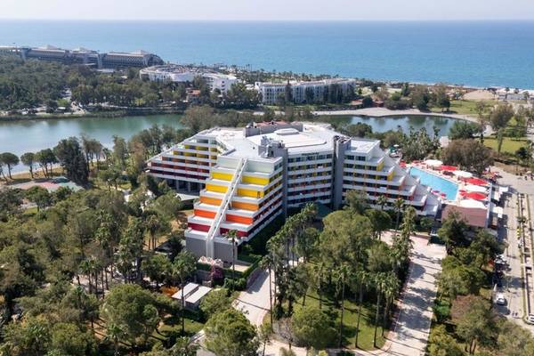 Megasaray Resort Side Außenansicht mit Meer und Pool