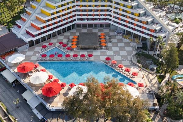 Luftaufnahme des Megasaray Resort Side mit großem Pool und vielen roten Sonnenschirmen.