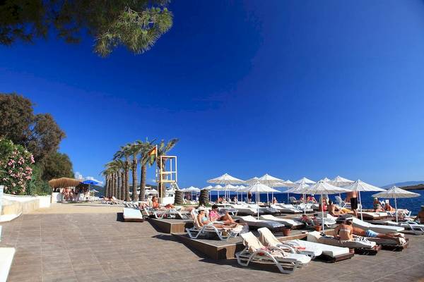 Strandloungebereich des Larissa Bodrum View Resorts mit vielen Liegen und Sonnenschirmen.