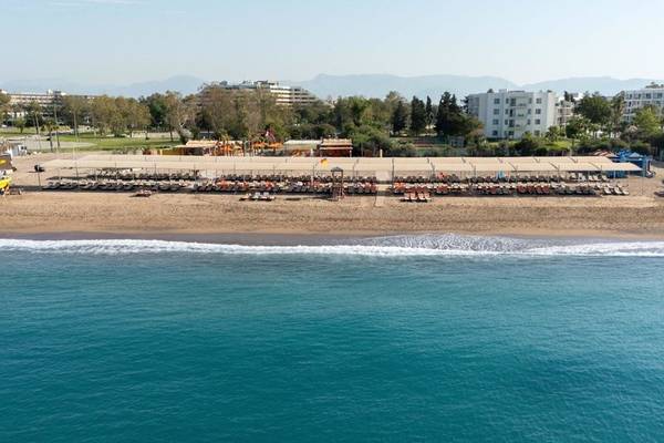Luftaufnahme des Megasaray Resort Side Strand mit Sonnenliegen und blauem Wasser