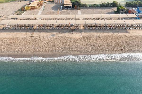Luftaufnahme des Megasaray Resort Strands mit vielen Sonnenliegen und Gebäuden