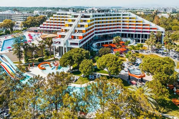 Außenansicht des Megasaray Resort Side mit Pools und bunten Gebäuden.