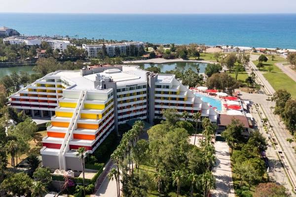 Megasaray Resort Side von oben gesehen mit Pool und Meer im Hintergrund