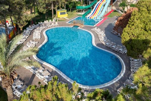 Luftaufnahme des Pools und Wasserrutschen des Megasaray Resort in Side
