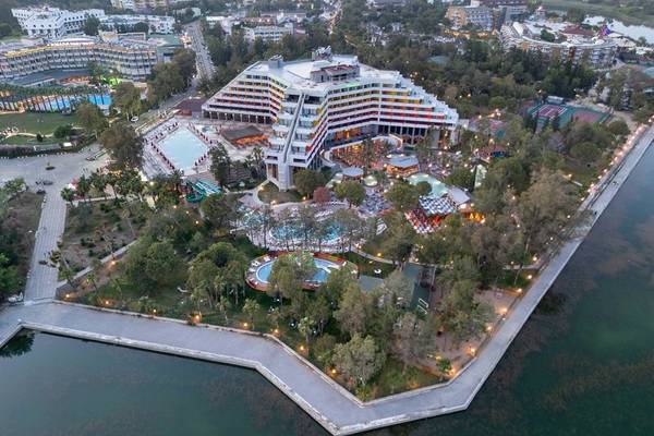 Luftaufnahme des Megasaray Resort Side mit Swimmingpools, Bäumen und Gebäuden