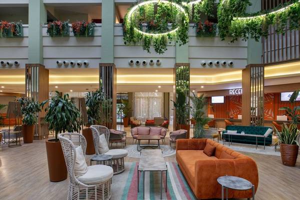Lobby des Megasaray Resort Side mit Pflanzen, Sofas und Tischen.