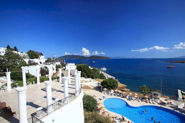 Aussicht vom Dach des Larissa Bodrum View Resorts auf einen Pool und das Meer