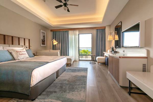 Hotelzimmer im Seaden Quality Resort & Spa mit Kingsize-Bett, Schreibtisch und Balkon.