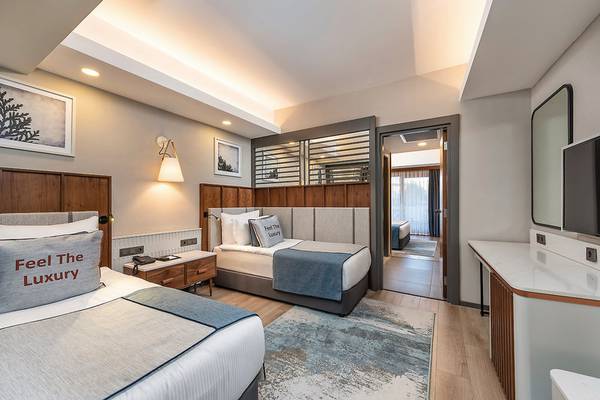 Doppelzimmer im Seaden Quality Resort & Spa Hotel mit zwei Betten und Luxus-Bettwäsche.