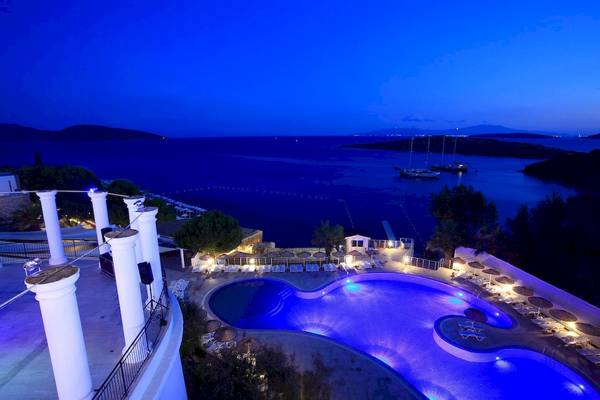 Abendaufnahme des Larissa Bodrum View Resorts mit Pool und Blick auf das Meer.