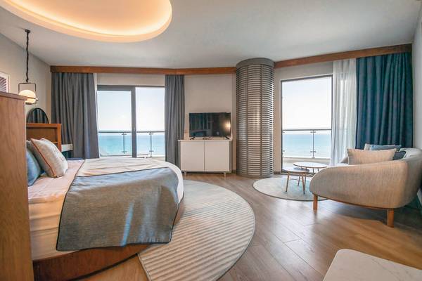 Innenansicht des Seaden Quality Resort & Spa Hotelzimmers mit Blick auf das Meer.